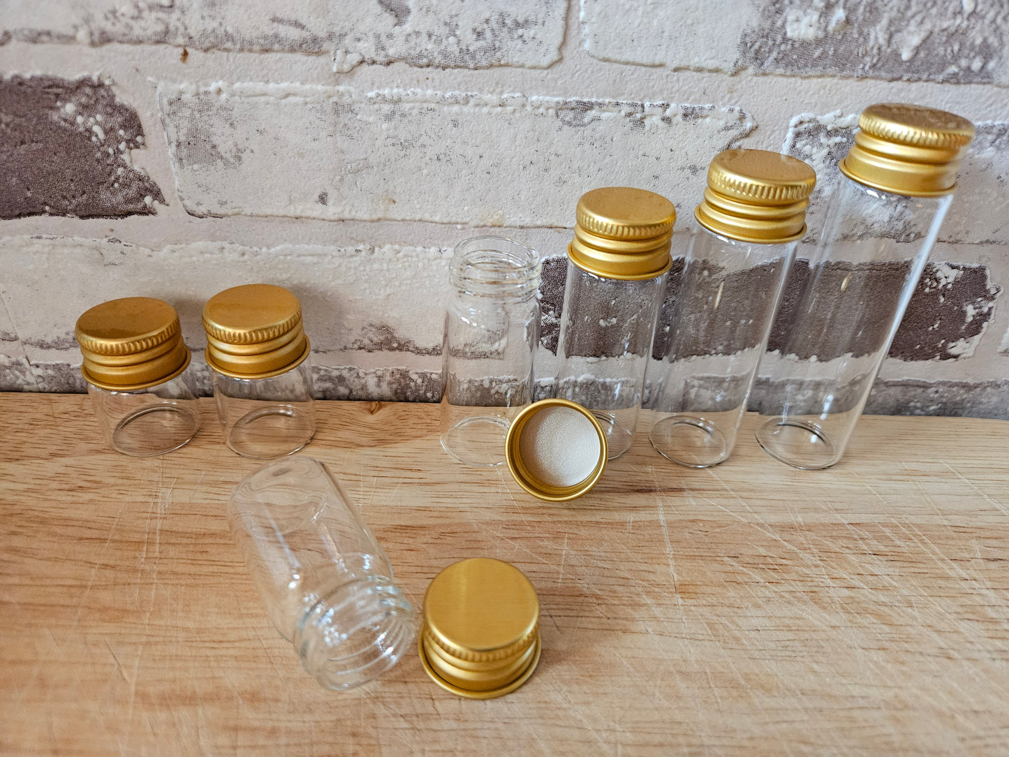 Mini Glasfläschchen mit Alu Schraubverschluss in golden