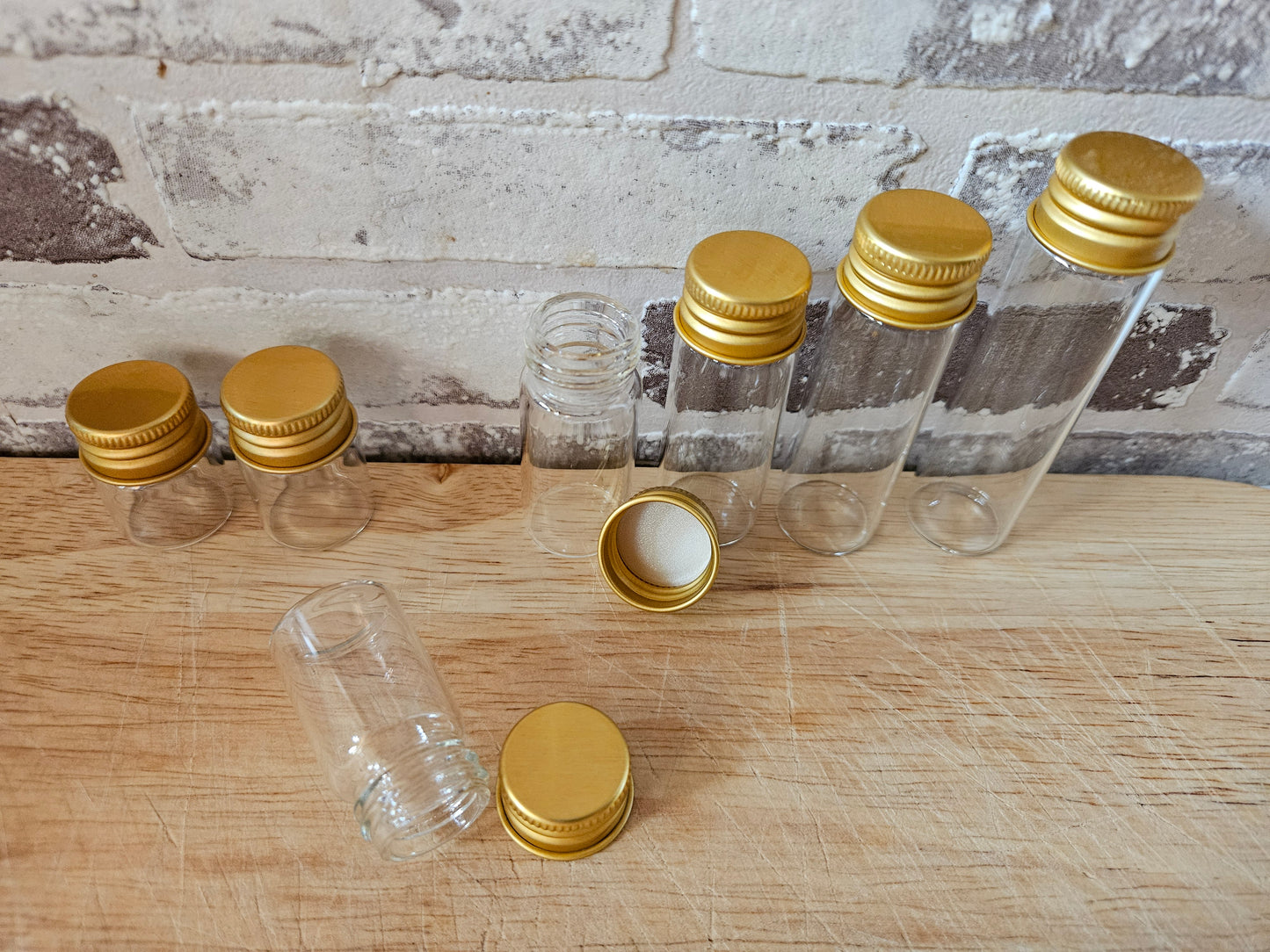 Mini Glasfläschchen mit Alu Schraubverschluss in golden