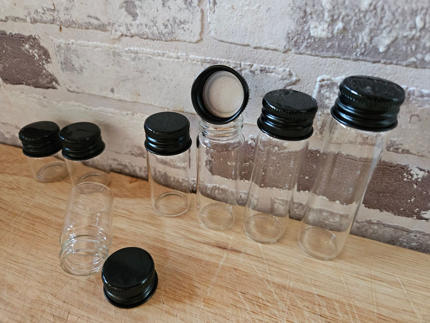 Mini Glasfläschchen mit Alu Schraubverschluss in schwarz